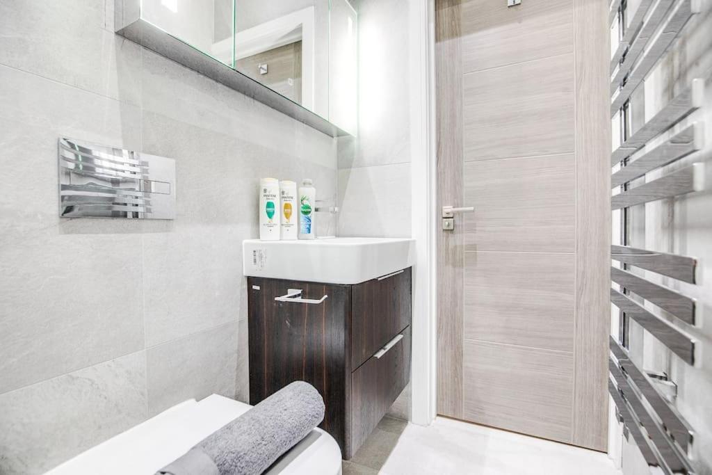 LUX Abbey Road Apartment Sleeps up to 7 - 3