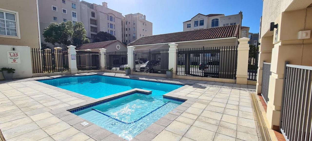 Century Hideaway with Mountain views, Security, FREE Parking - 4