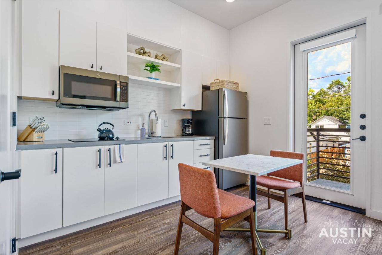 Vibrant Austin Studio Balcony plus Parking and Wi-Fi - 3