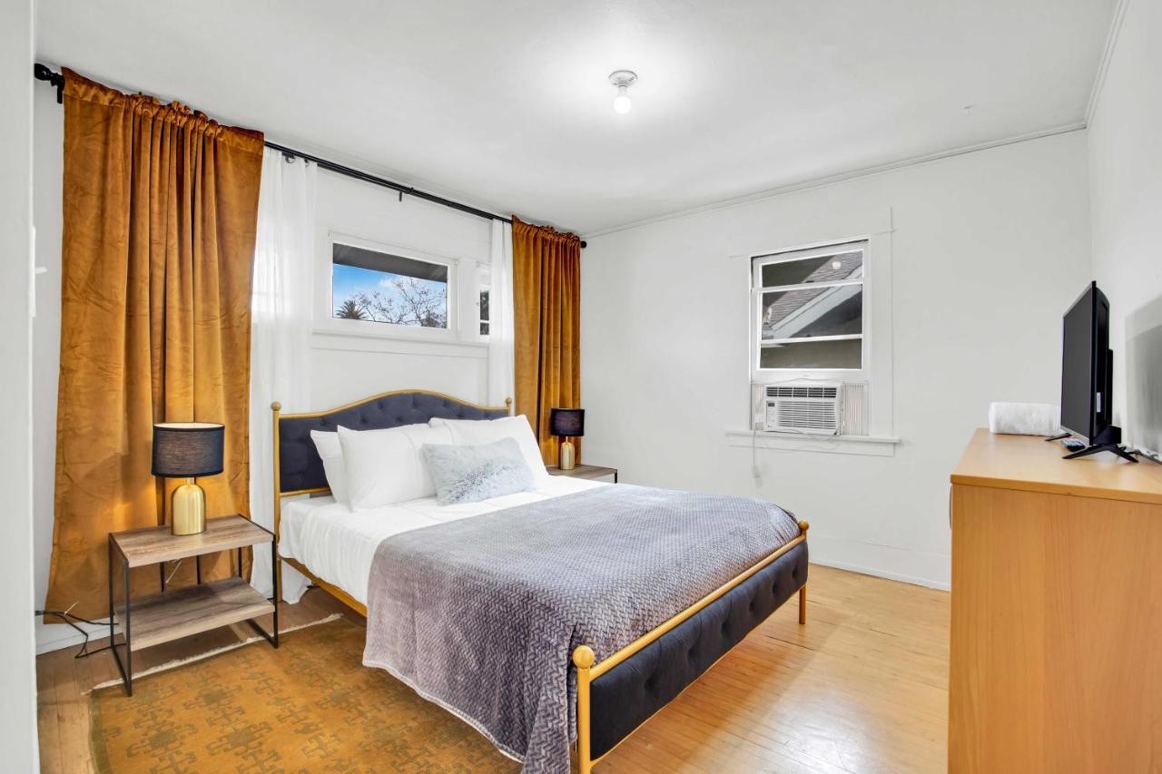 Classic Home Near Downtown & Hollywood - 2