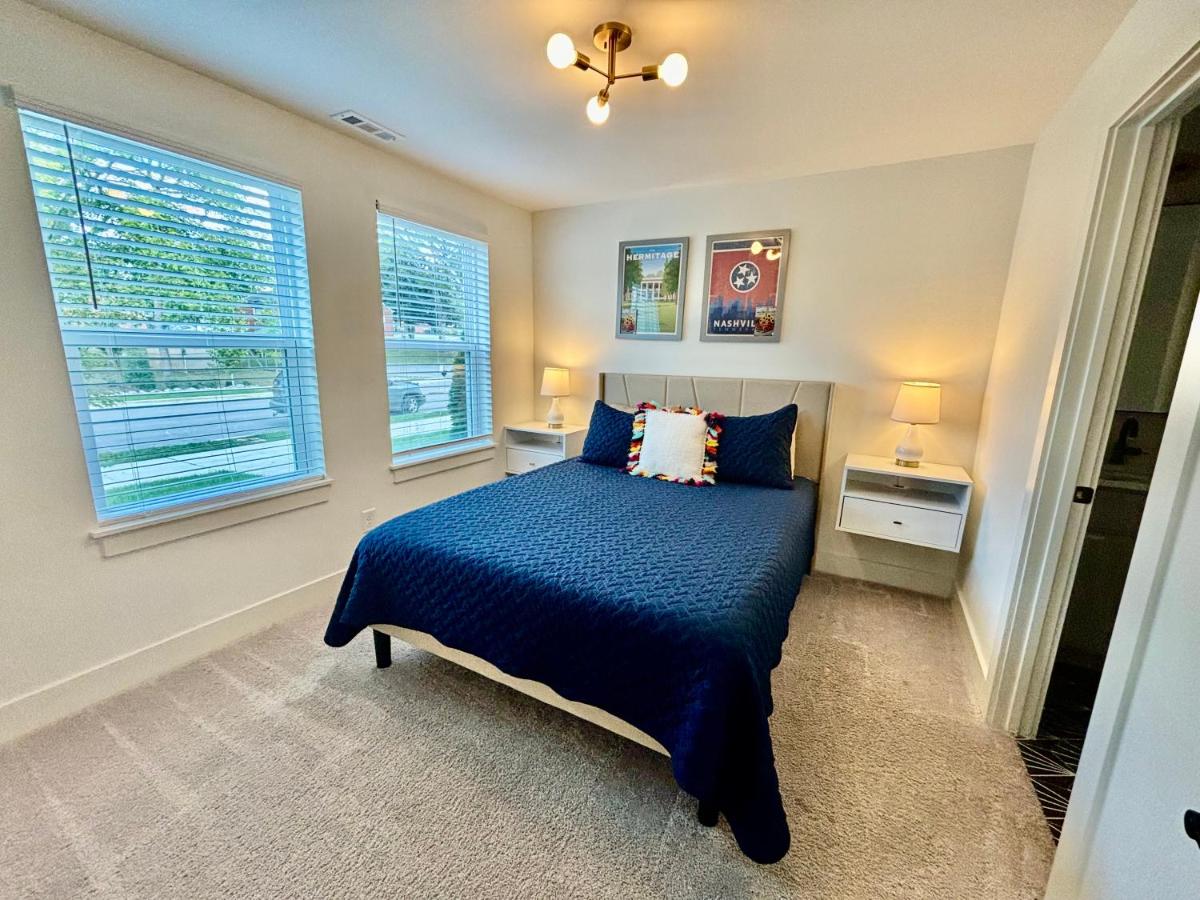 5 Min to Broadway Game Air Hockey Parking - 2