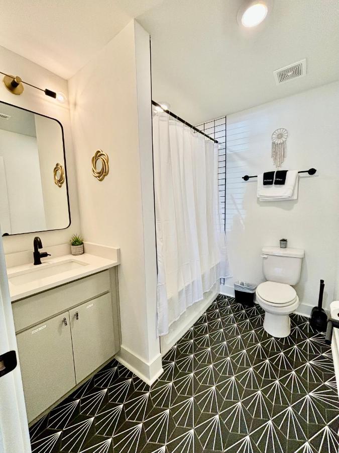 5 Min to Broadway Game Air Hockey Parking - 3