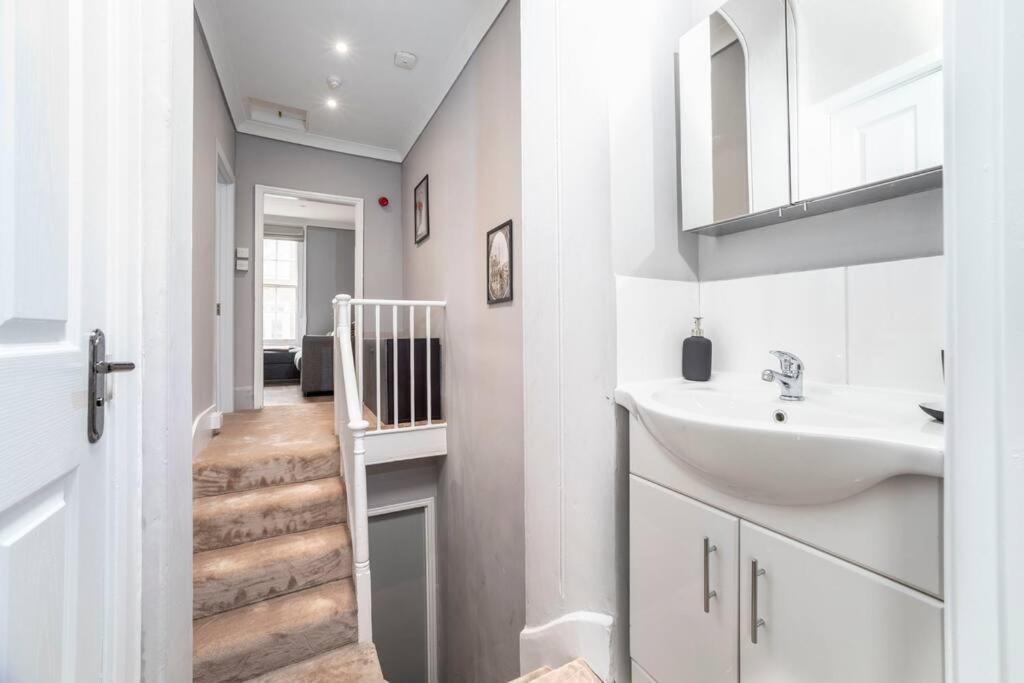 2 Bedroom Flat in Notting Hill - 3