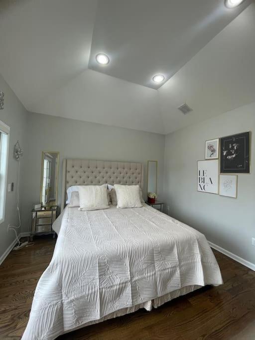 Modern minimalistic 3 bdr Apt Townhouse - 2