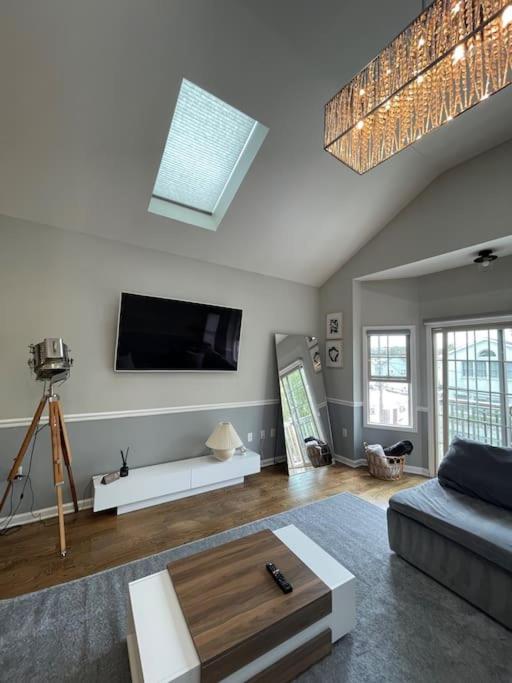 Modern minimalistic 3 bdr Apt Townhouse