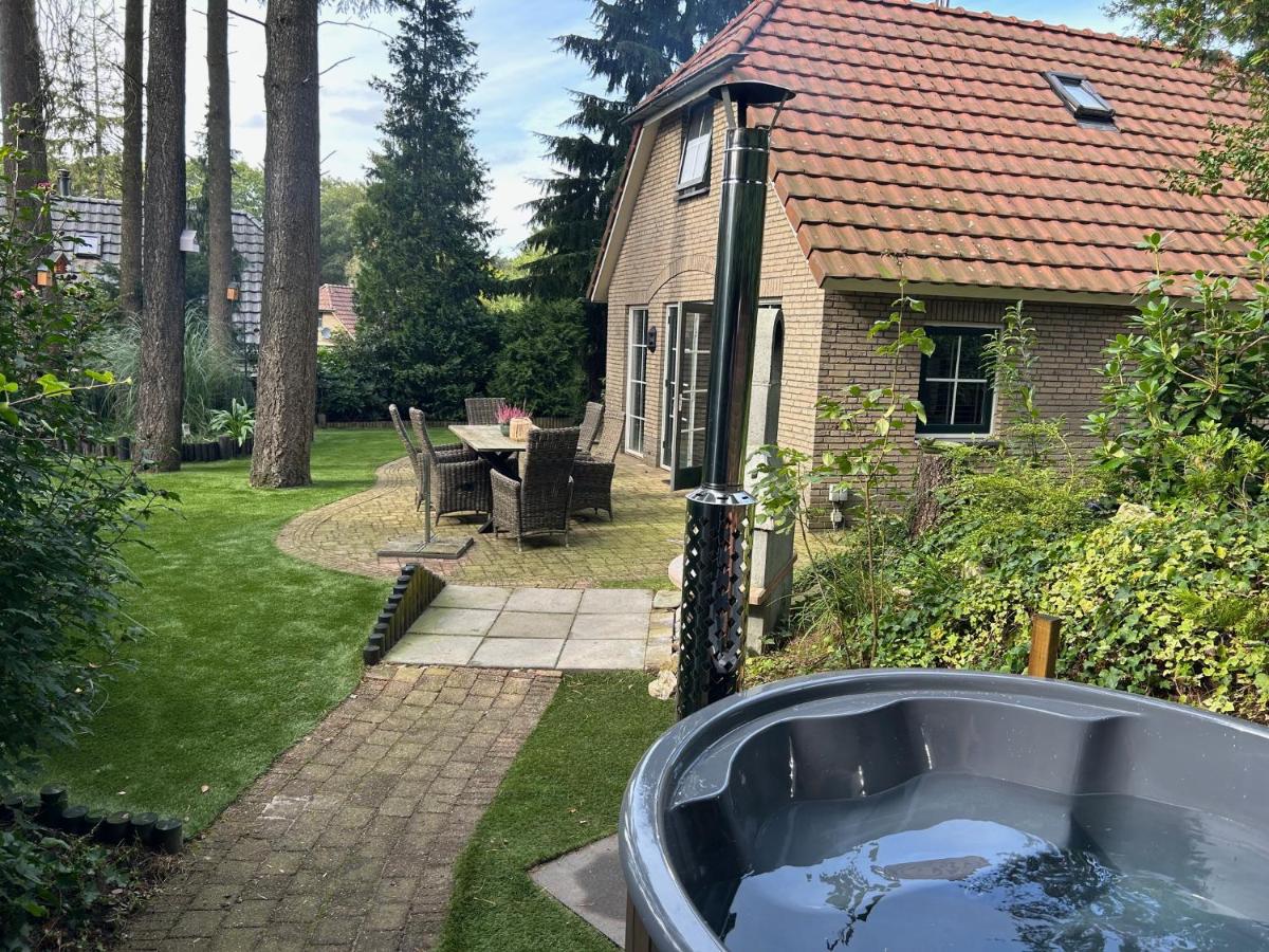Een tuin van Bosboerderij de Goudsberg met hottub in tuin