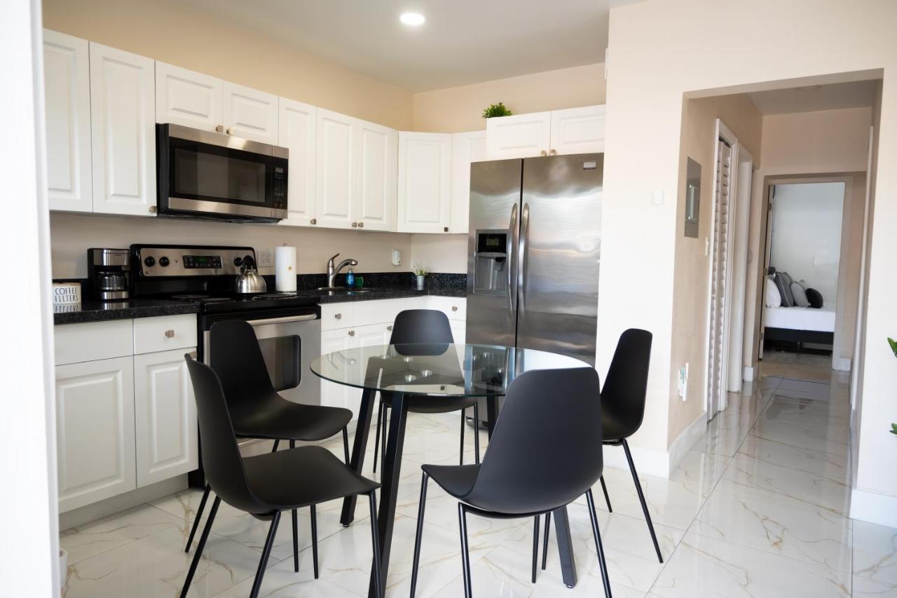 Cozy Central Stay Airport, KingBed, Fenced Parking - Little Havana Near Airport, Wynwood, Calle 8 Brickell, Coral Gables and more - 4