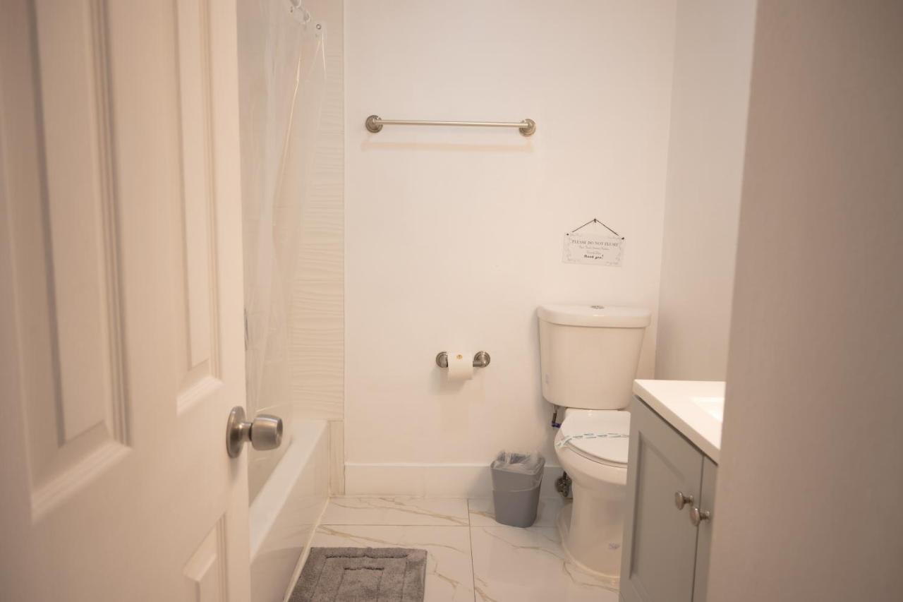 Cozy Central Stay Airport, KingBed, Fenced Parking - Little Havana Near Airport, Wynwood, Calle 8 Brickell, Coral Gables and more - 3