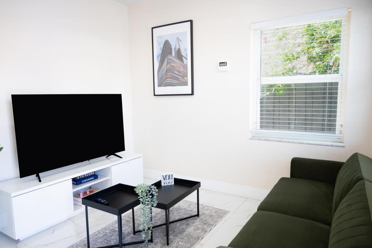 Cozy Central Stay Airport, KingBed, Fenced Parking - Little Havana Near Airport, Wynwood, Calle 8 Brickell, Coral Gables and more - 5