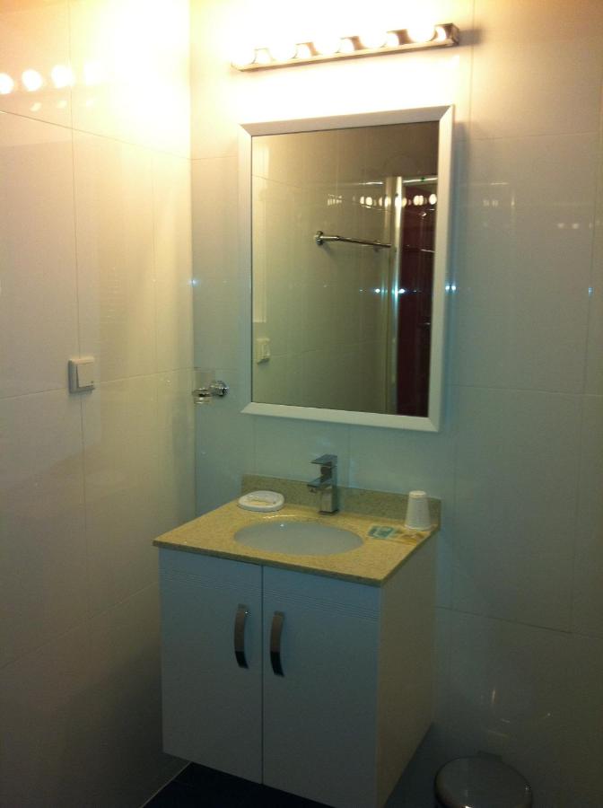 Alex Rooms photo