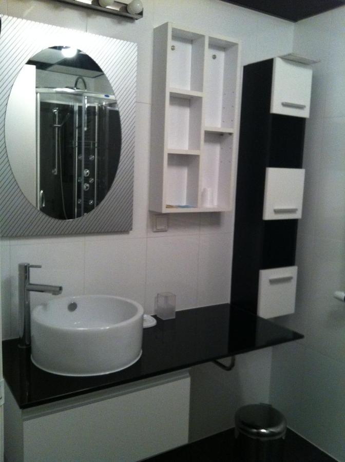 Alex Rooms photo