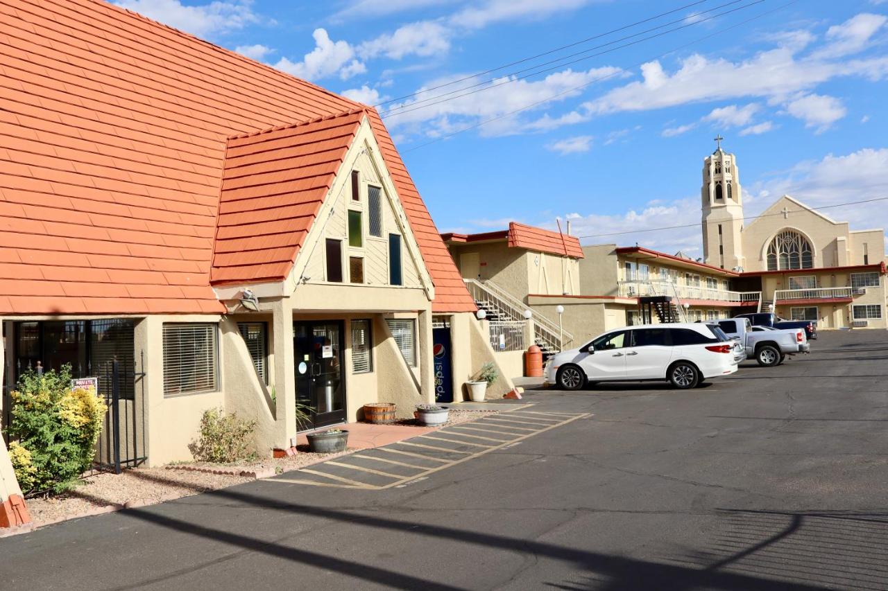 Image: Super 8 by Wyndham Albuquerque Downtown