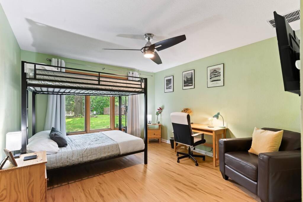 Very Cozy Home On a Creek - Sleeps 8 - 2