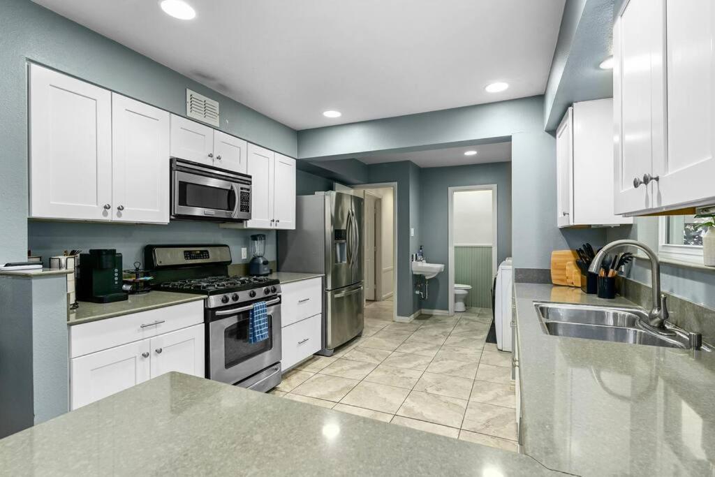 Luxury 5BD 5min DownTown Airport and Firepit BBQ - 3