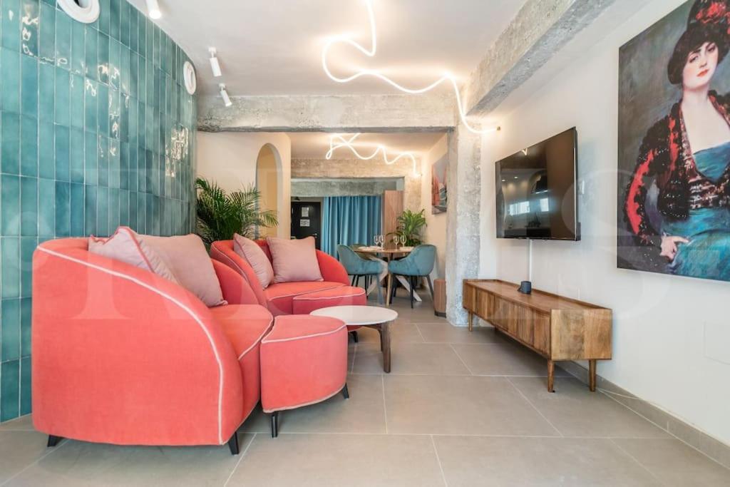 Art-lovers heaven with balcony in center by REMS