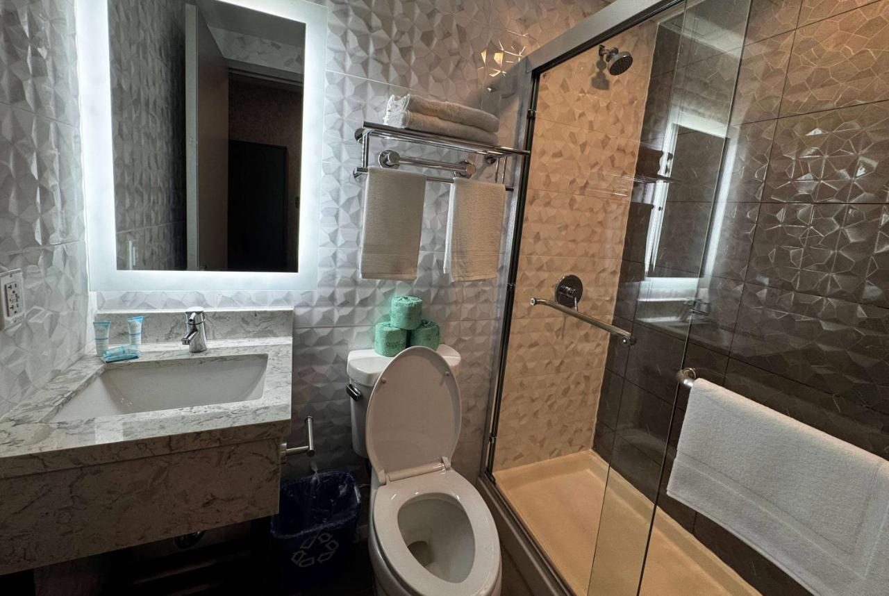 Super 8 by Wyndham Brooklyn Fulton Street Broadway Junction - 3