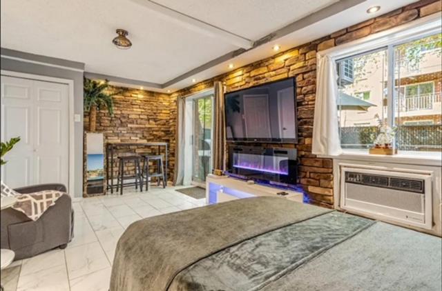 Private Studio Suite with Separate Entrance & Backyard, Quiet Brooklyn Stay