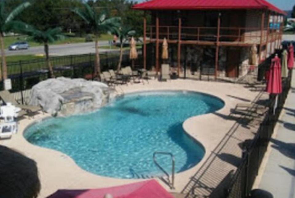 Beverly Hills Inn — photo 16