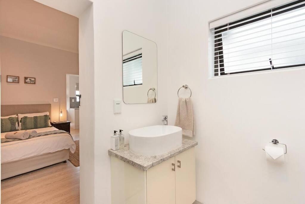 Camps Bay Cottage - 2