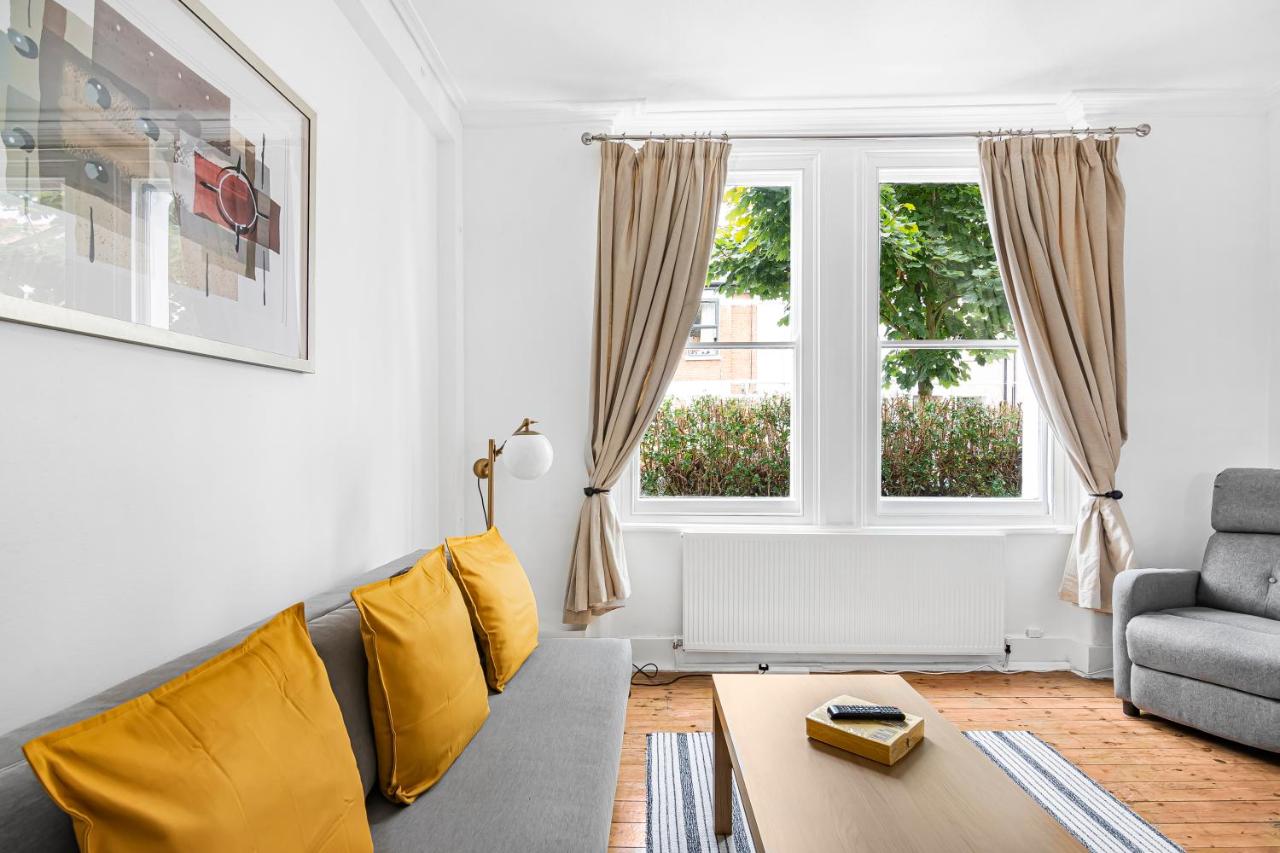 Urban Haven 2-Bedroom Apt, SW17 London - Sleep 5 - - 2