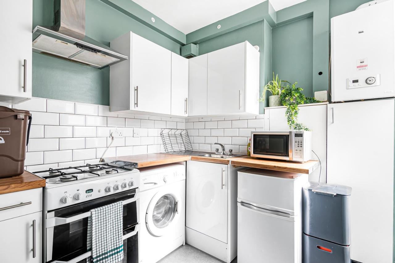 Urban Haven 2-Bedroom Apt, SW17 London - Sleep 5 - - 4