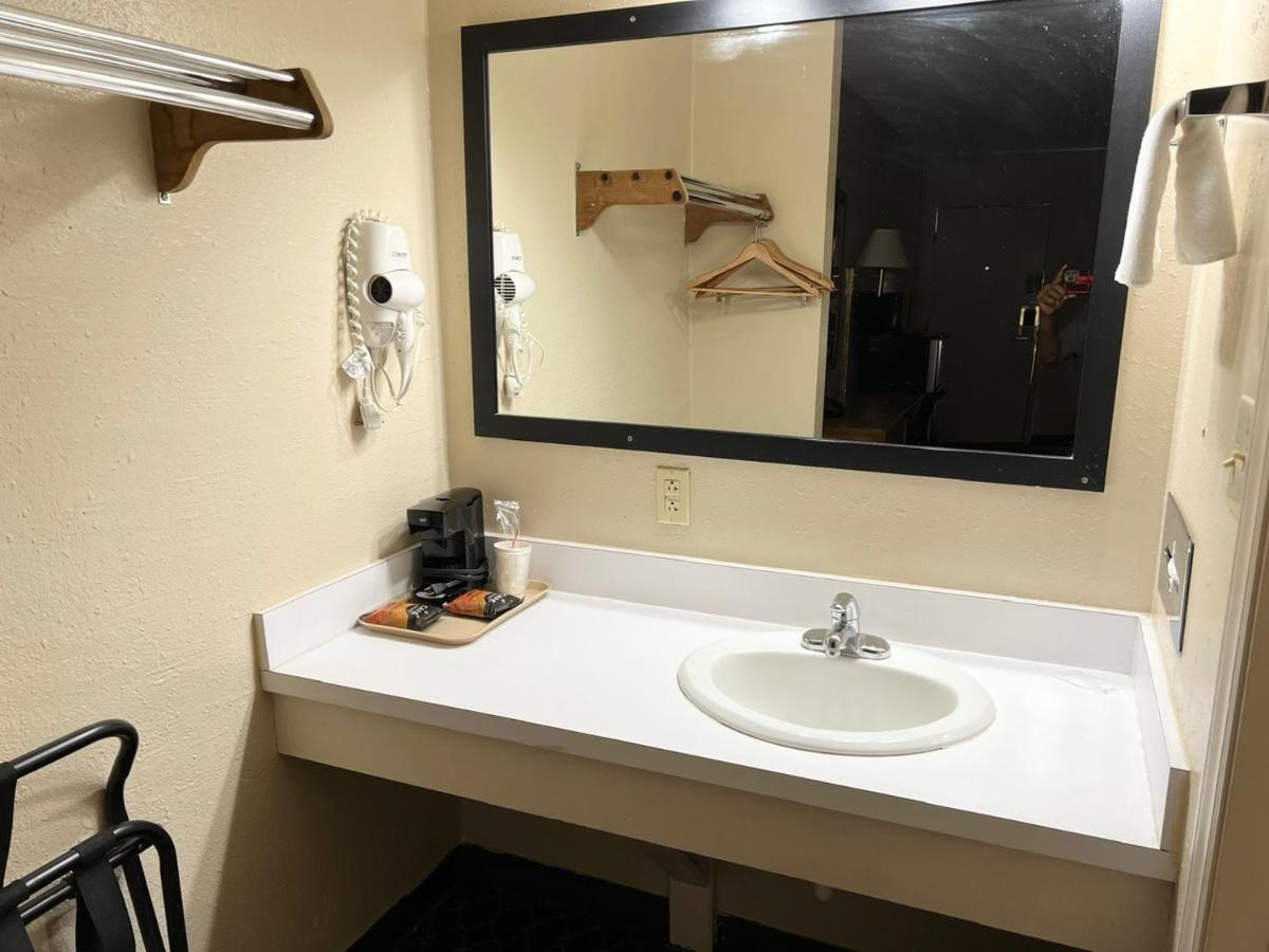 Economy Inn McCook — photo 11