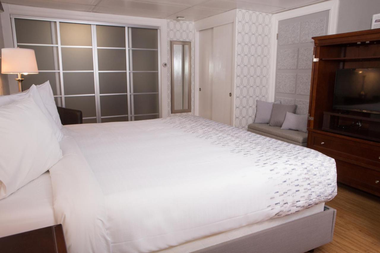 KNOTTY PINE MOTEL — photo 18
