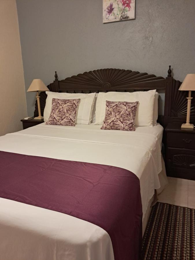 Michand Guest Apartments- Cozy one or two bedroom- 5 walk minutes from airport 10 mins drive to Oistins or beach - 2
