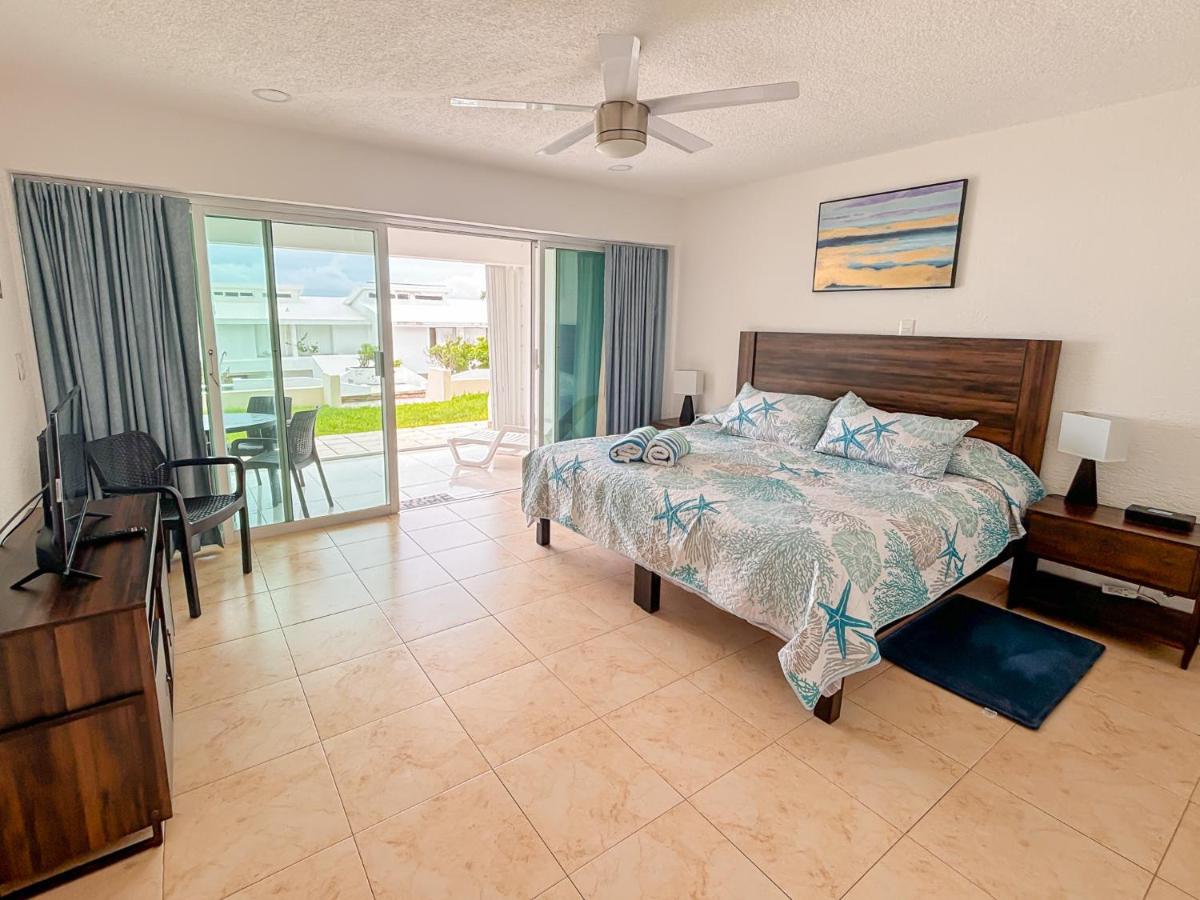 Brisas Shores 07 Beachfront Condo, Pool and garden area, Zona Hotelera Cancun - 3