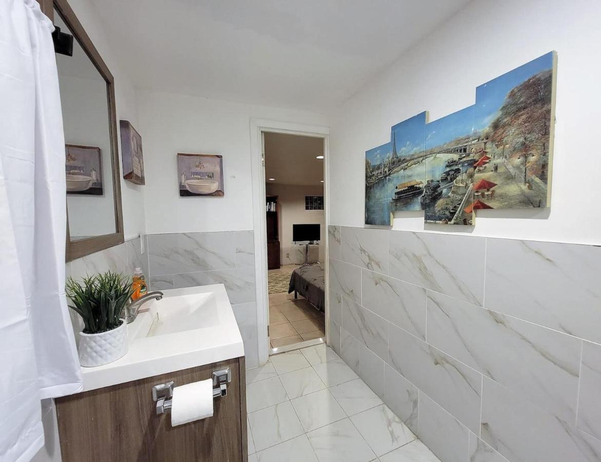 Private guest studio 5 minutes to Rodeo Drive and in great area - 3