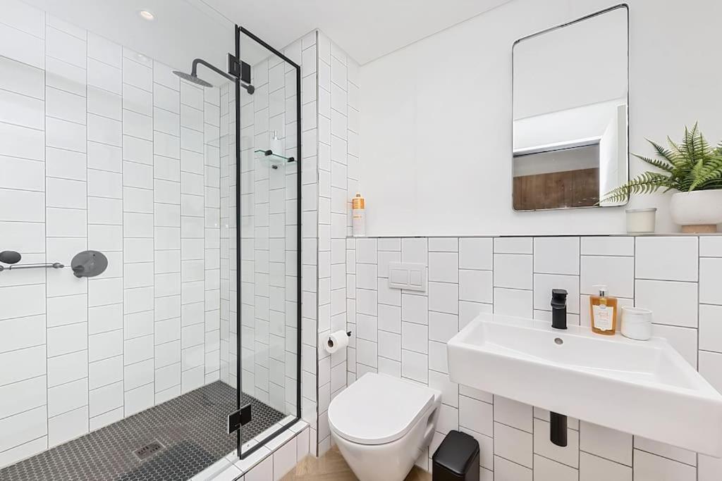 Chic Minimalist City Retreat - 2