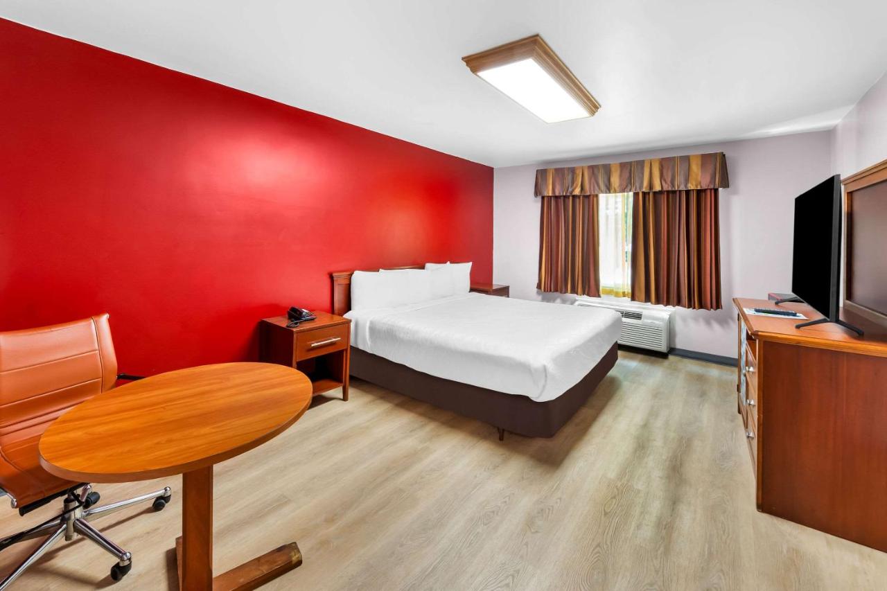 Rodeway Inn Capri - 5