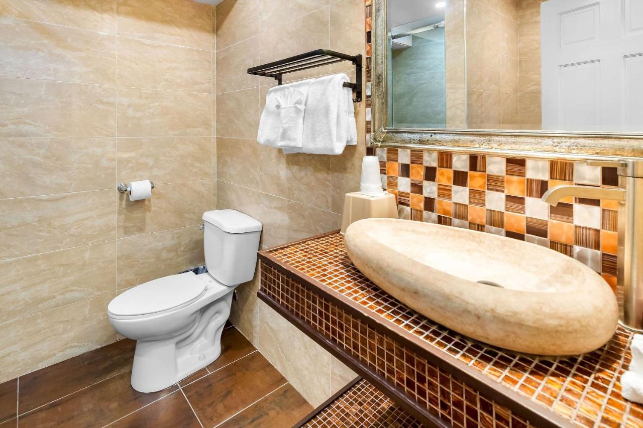 Rodeway Inn Capri - 3