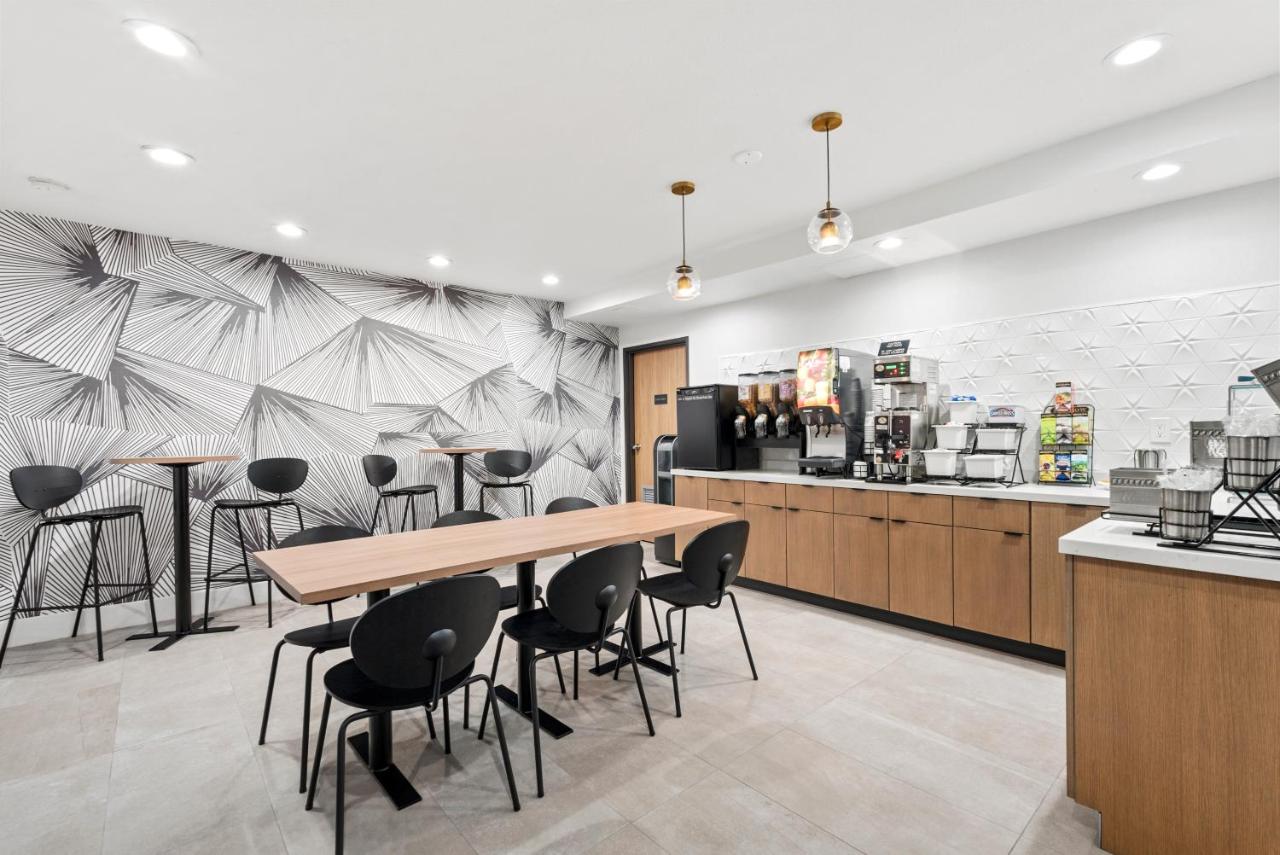 Royal Palace Westwood Hotel - 4