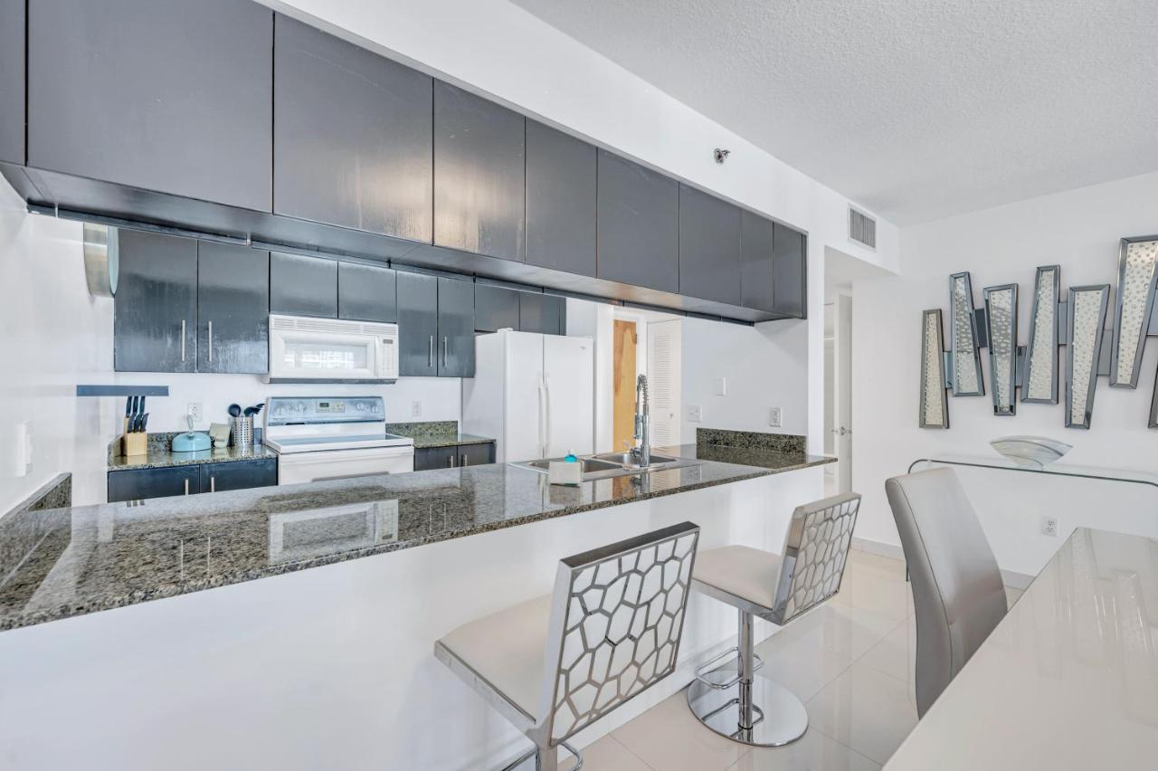 Amazing 28th floor unit with Parking - 5