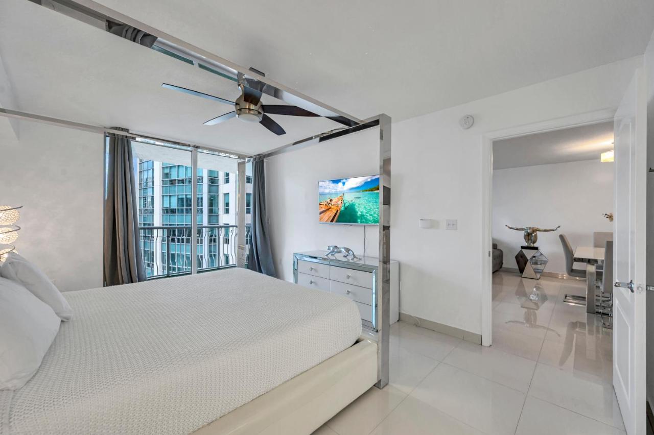 Amazing 28th floor unit with Parking - 2