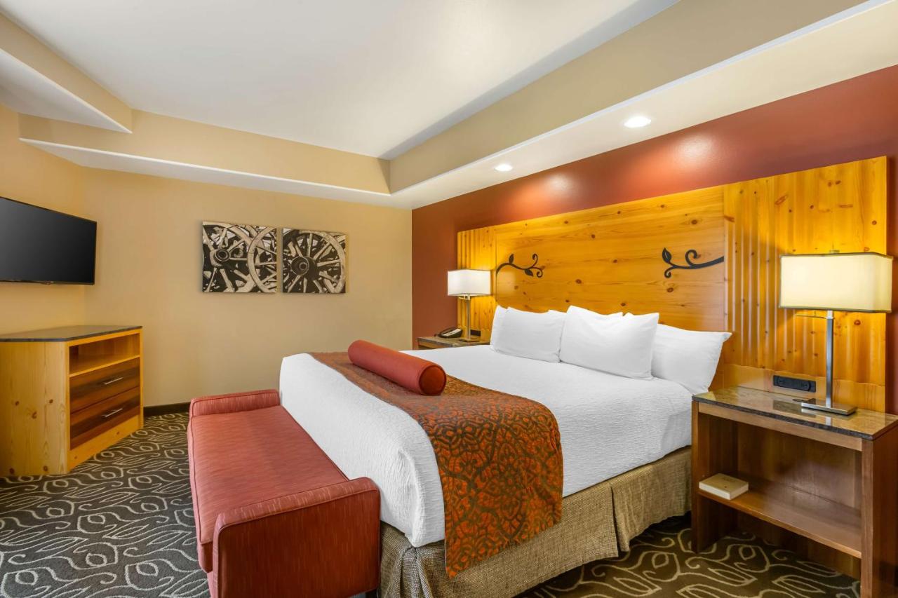 Image: Best Western Premier Ivy Inn & Suites