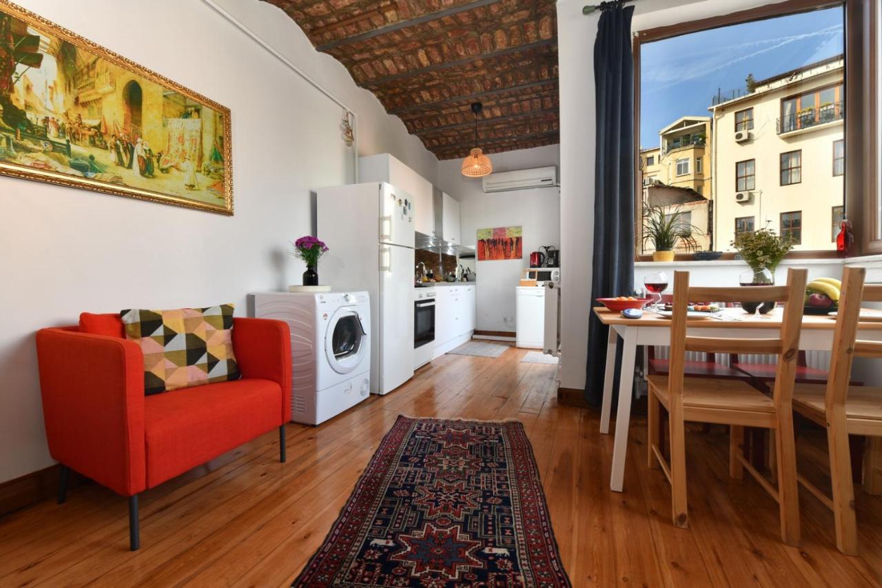 Taksim-Galata Tower Is Almost In Your Bedroom And In The Balconies Rooftop Terrace with Golden Horn View - 4