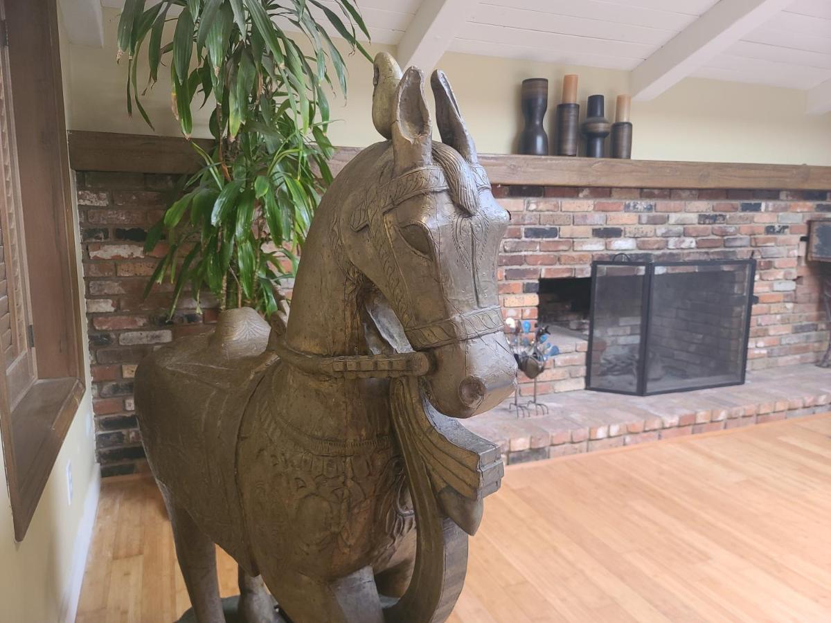 Westside Retreat w Yard, Grill, Hot Tub, Near Sofi Stadium, LAX, and the Beach - 4