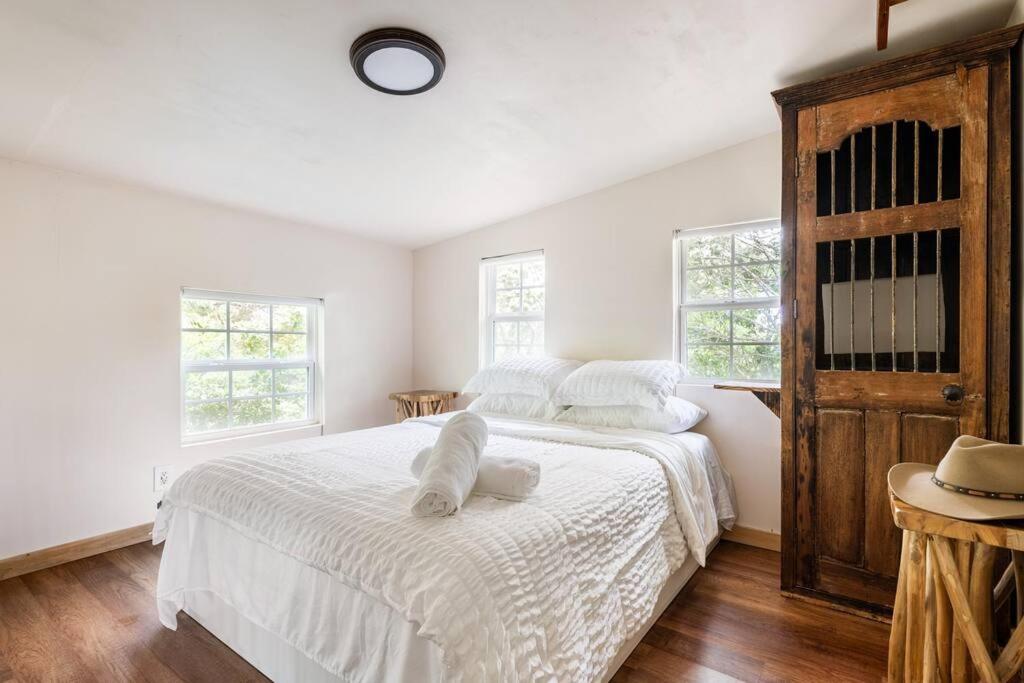 Cozy Coop Casita - Lake Travis-Hot Tub-Tiny House