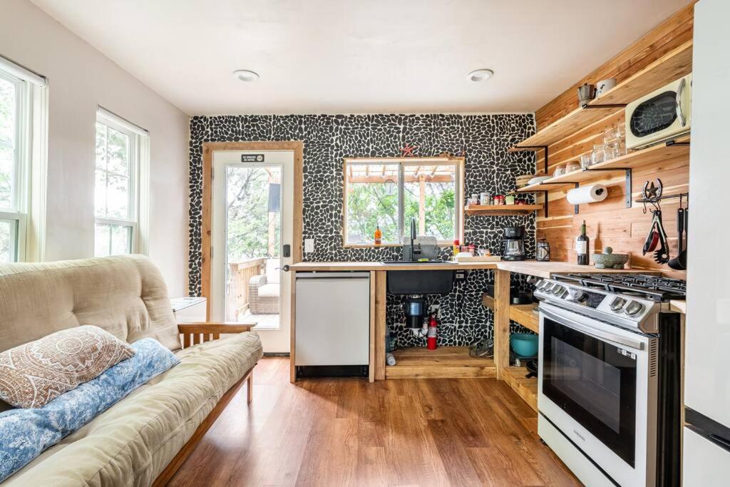 Cozy Coop Casita - Lake Travis-Hot Tub-Tiny House - 4