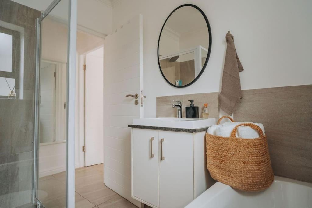 Calm Blouberg Beach Apt - Gated & Lift Access - 4