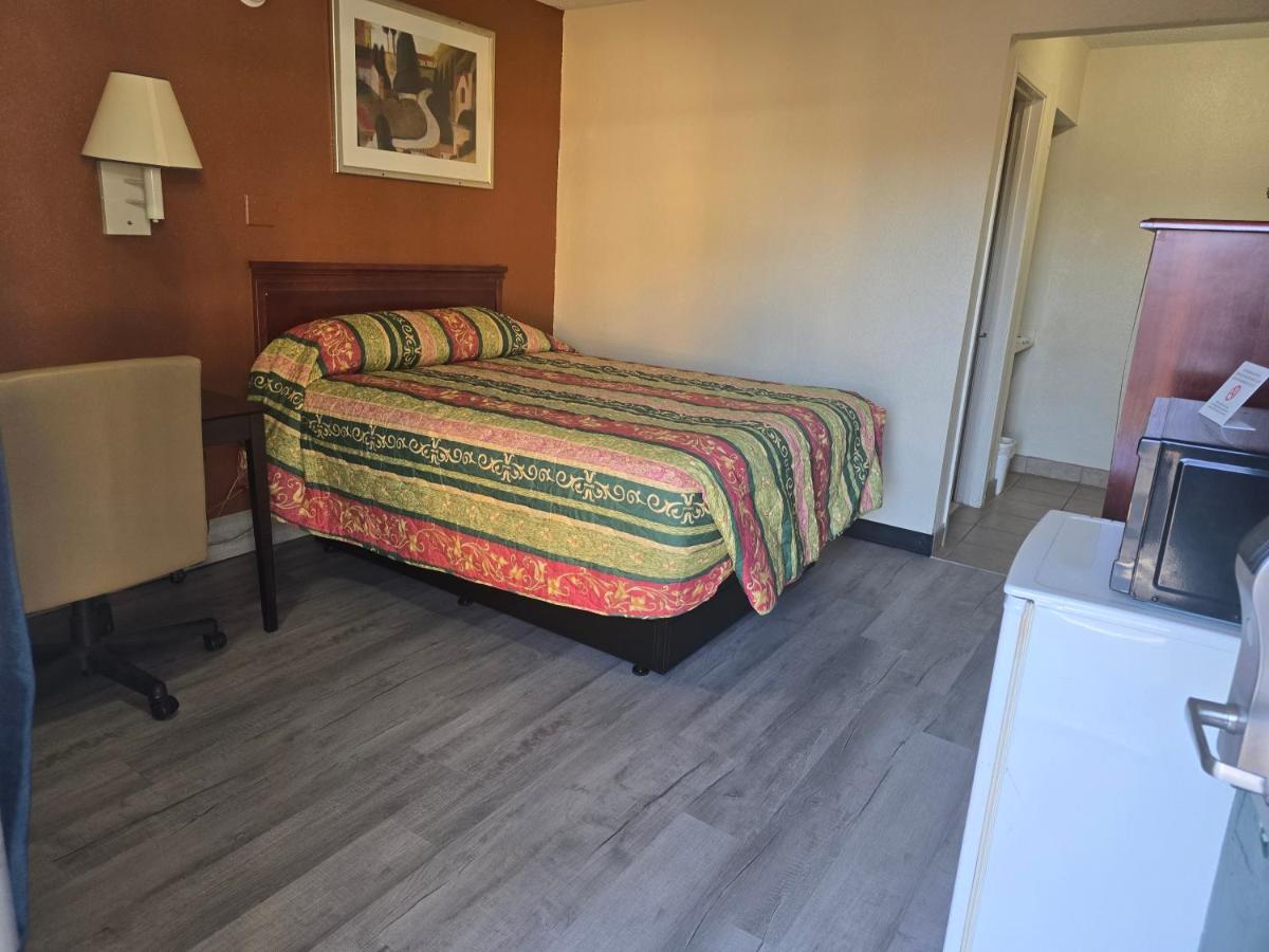 Red Carpet Inn — photo 12