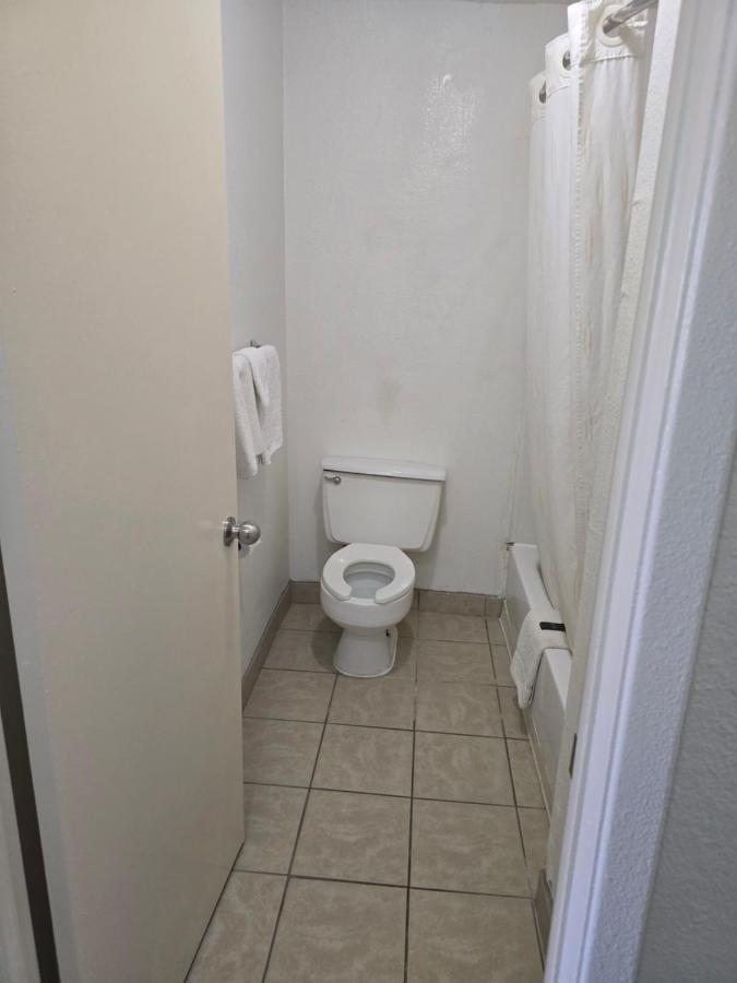 Red Carpet Inn — photo 7