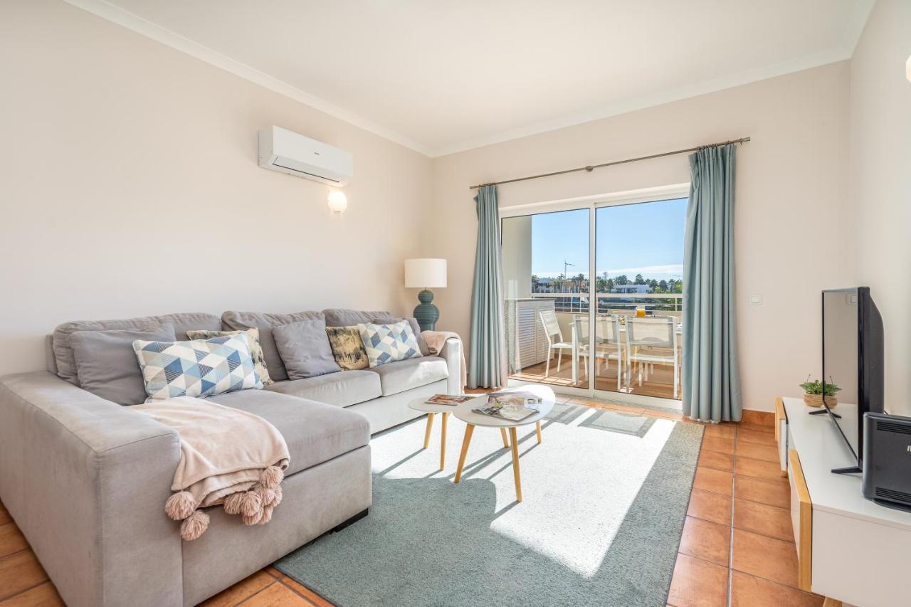 Host Wise - Bright & Stylish Lagos Flat with Pool