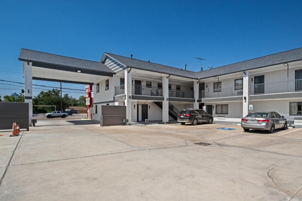 Moonlight Inn - Houston I-45 & Airline — photo 3