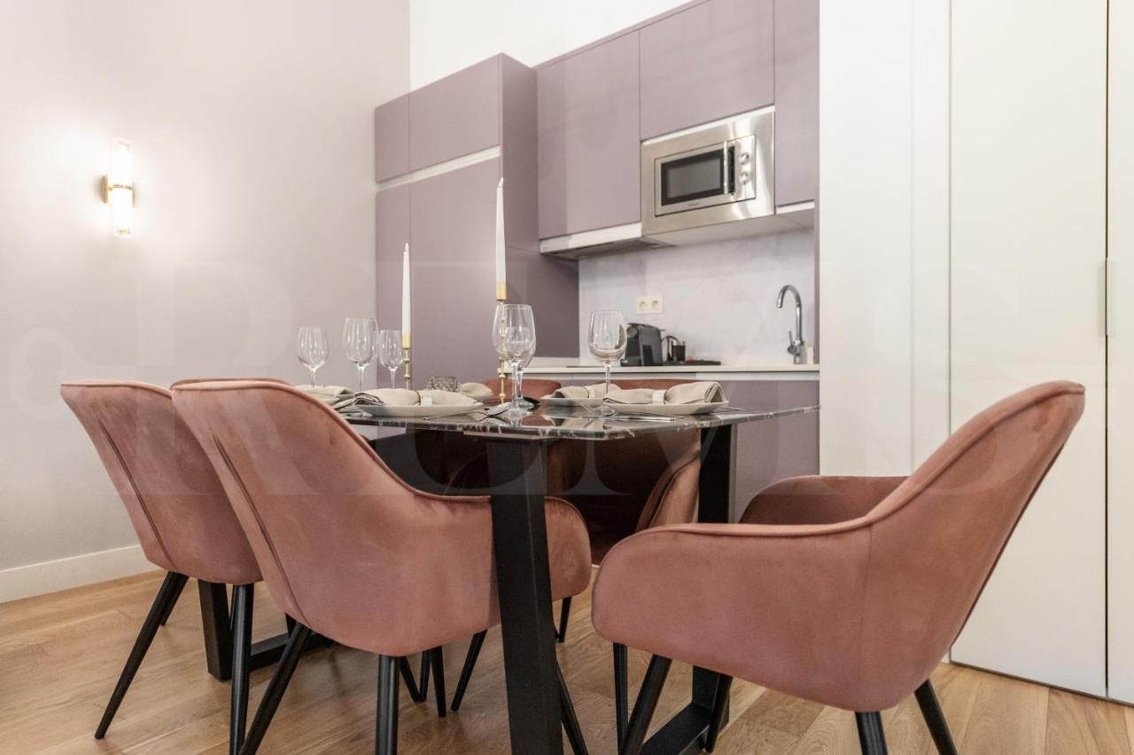 Sophisticated modern apartment Center by REMS - 4