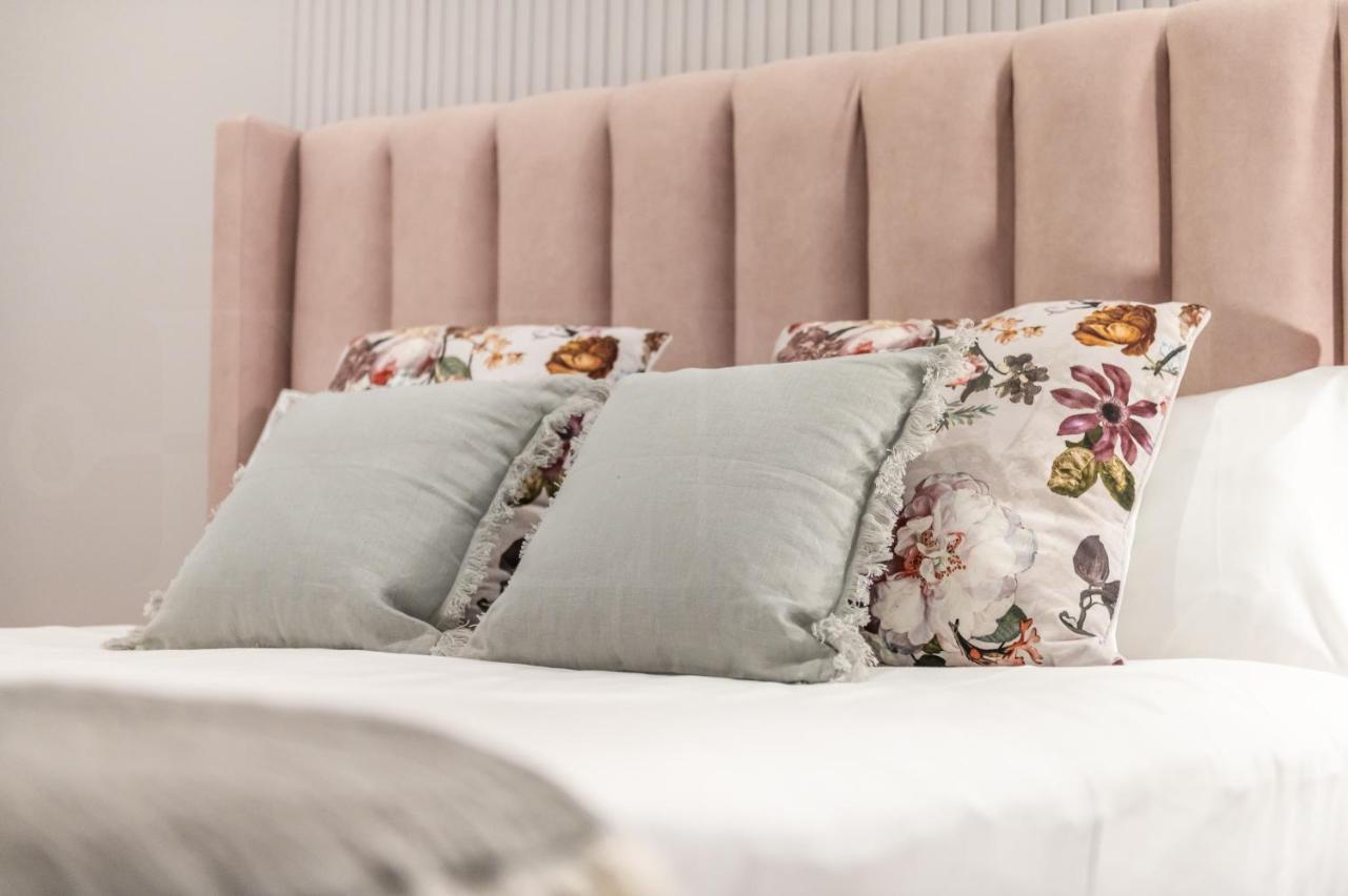 Sophisticated modern apartment Center by REMS - 2