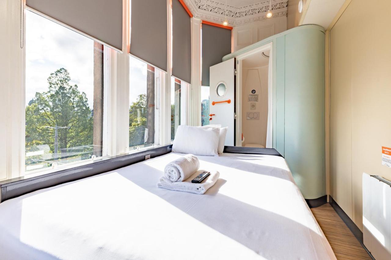 Een bed of bedden in een kamer bij easyHotel Edinburgh