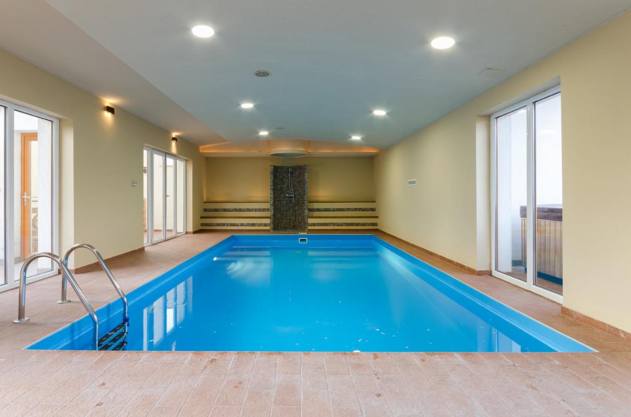 Heated swimming pool: Villa Corvina